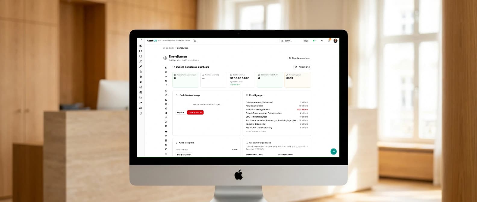 AesthOS DSGVO-Compliance-Dashboard auf einem iMac am Klinik-Empfang — Lösch-Warteschlange, Consent-Lücken, Audit-Integrität und Aufbewahrungsfristen