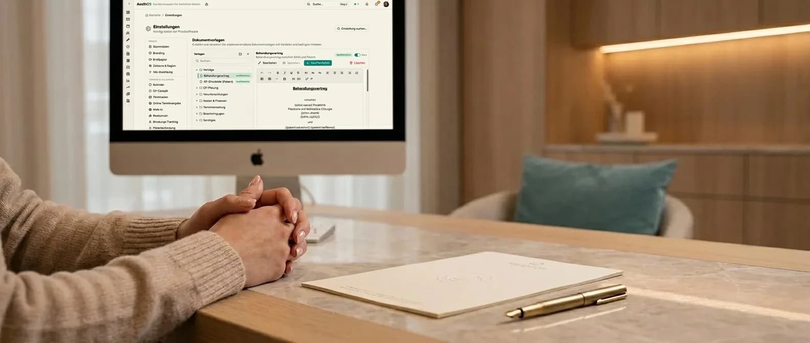 iMac einer Privatklinik zeigt das AesthOS-Vorlagen-System mit Vorlagen-Baum und Editor (Behandlungsvertrag mit Platzhaltern), daneben ein geprägtes Klinik-Dokument