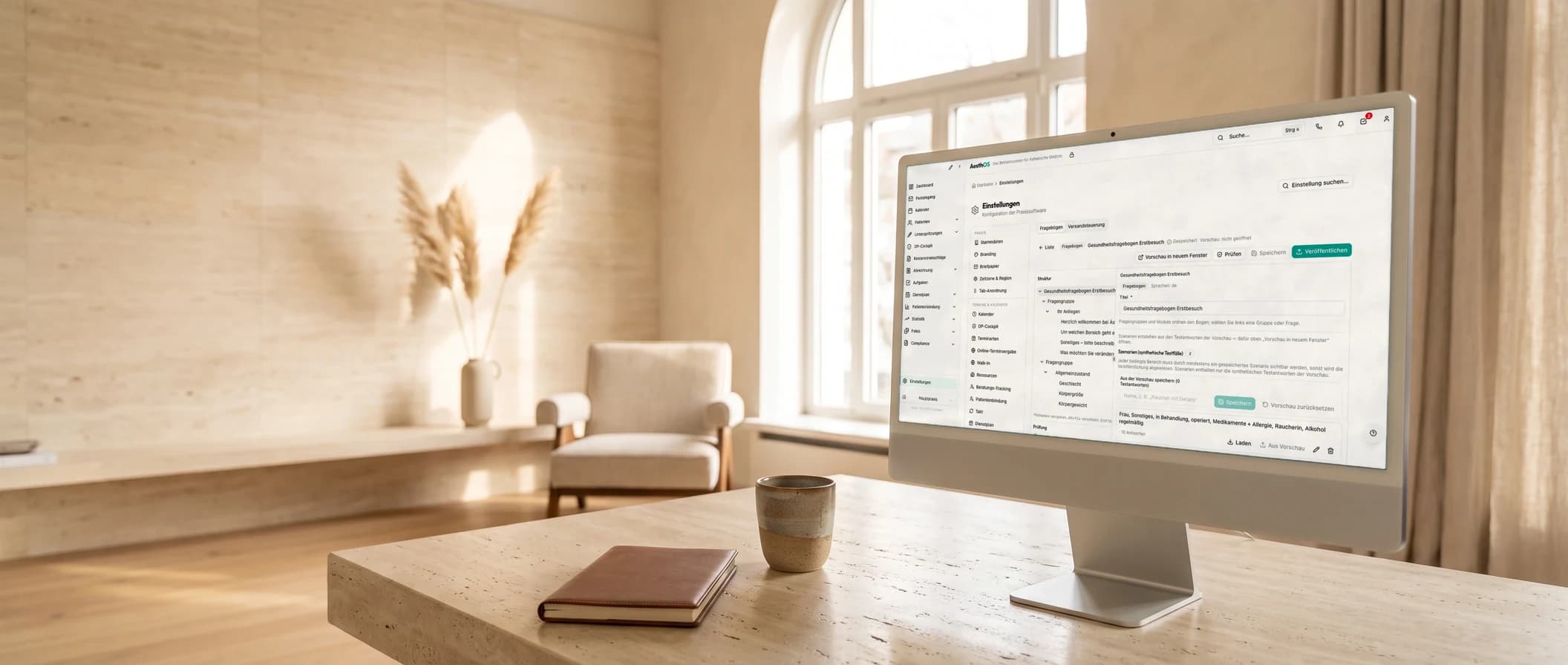iMac in einem hellen Praxisbüro zeigt den Fragebogen-Designer von AesthOS mit Gliederung, Testfällen und dem Knopf Veröffentlichen