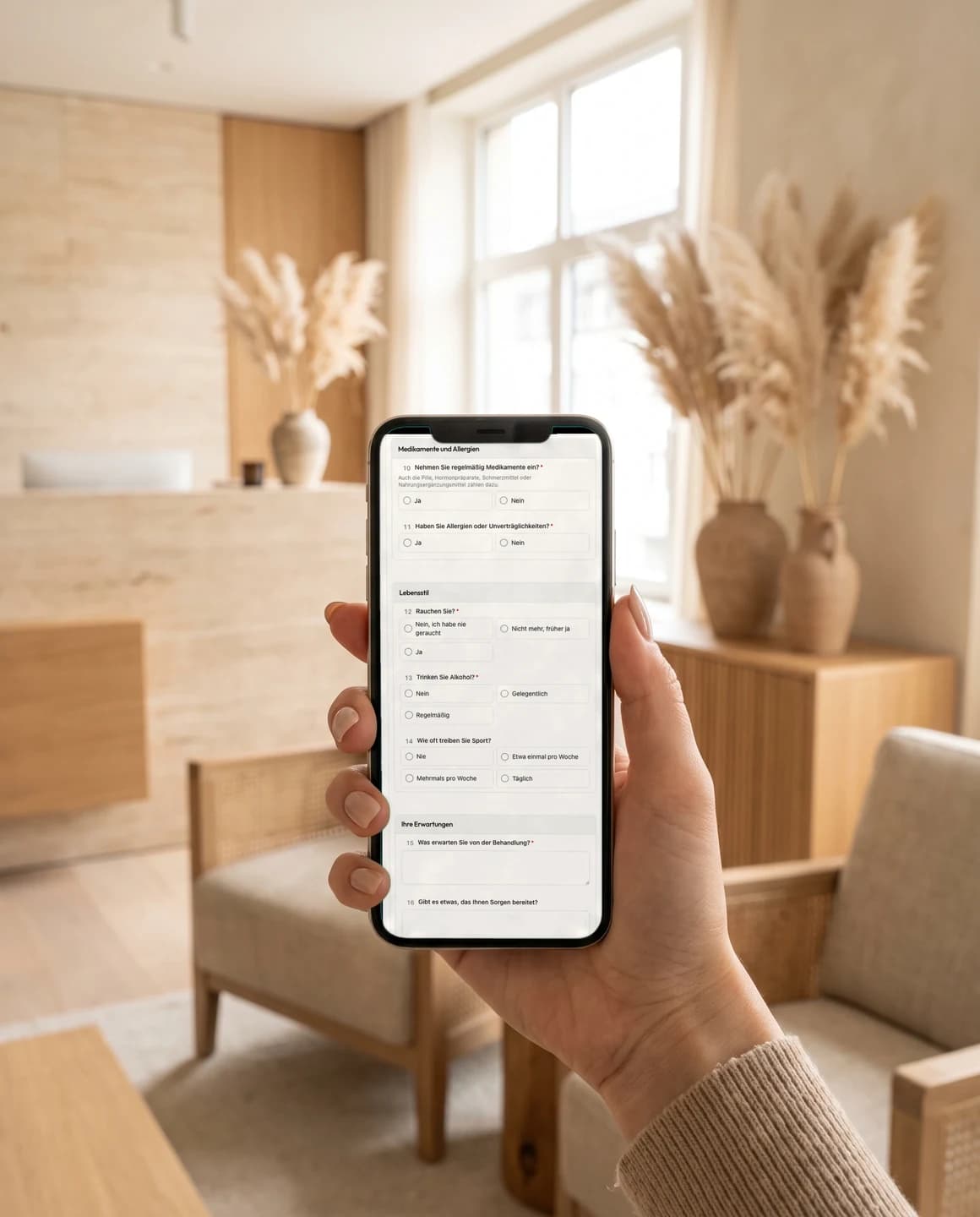 Hand hält ein Smartphone mit einem Gesundheitsfragebogen von AesthOS: Medikamente und Allergien, Lebensstil, Erwartungen