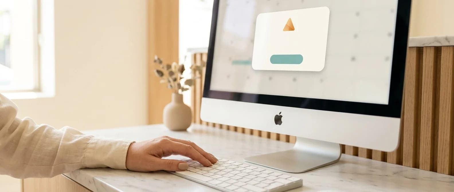 Hand einer Praxismanagerin schwebt über Magic Keyboard vor iMac, der einen Konflikt-Dialog mit orange-amber Warnsymbol und teal-Akzent zeigt