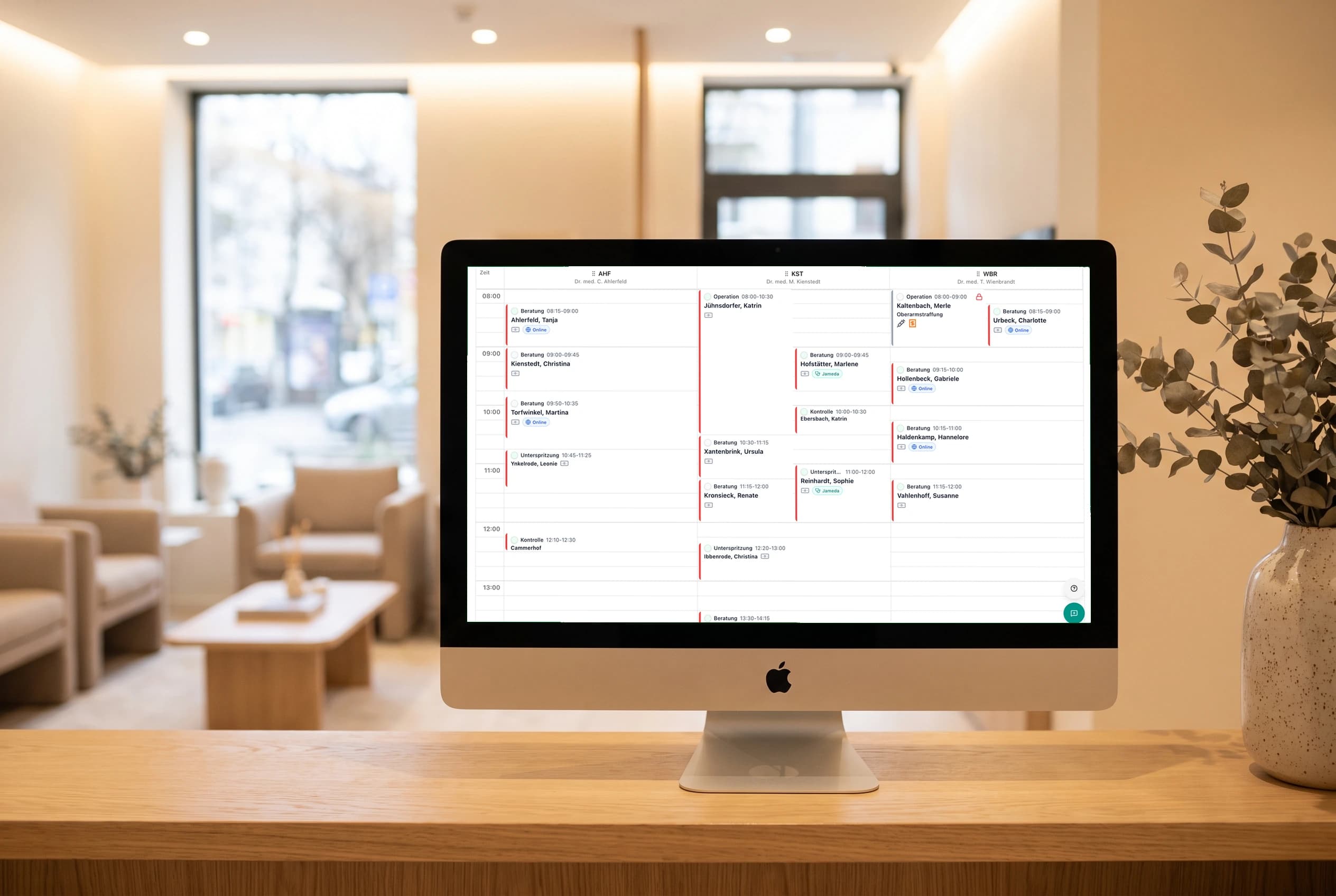 iMac am Empfang einer ästhetischen Klinik zeigt die AesthOS-Tagesansicht mit über Jameda gebuchten Terminen