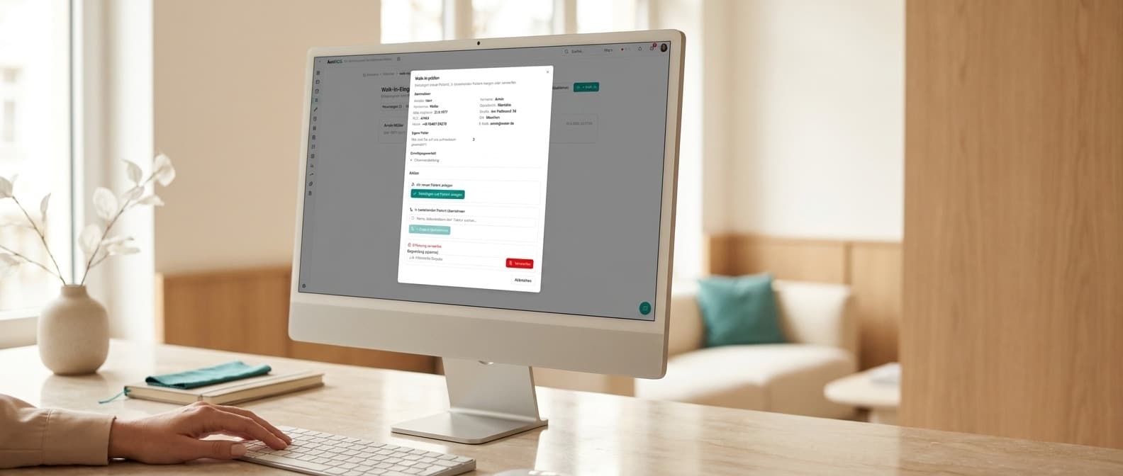 iMac am Marmor-Empfangstresen einer ästhetischen Klinik zeigt den Walk-In-Posteingang mit Review-Dialog — Stammdaten, Akquisequelle, Einwilligungen und drei Aktions-Karten