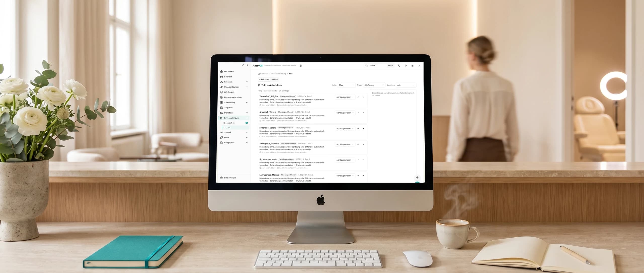 iMac am Marmor-Empfang zeigt die Takt-Arbeitsliste mit fälligen Wiedervorstellungen