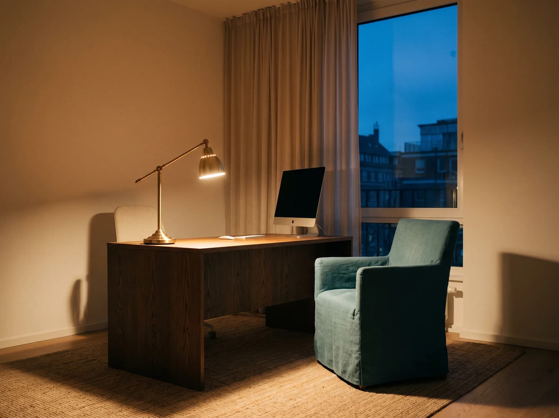 Leeres Sprechzimmer einer ästhetischen Klinik am Abend, Schreibtisch aufgeräumt, Lampe an, Bildschirm abgewandt