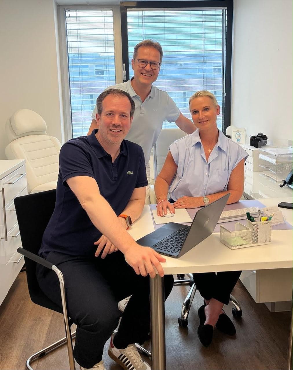 Dr. med. Daniel Talanow mit seinem Team in der e-sthetic® Privatklinik Essen bei der Arbeit mit AesthOS